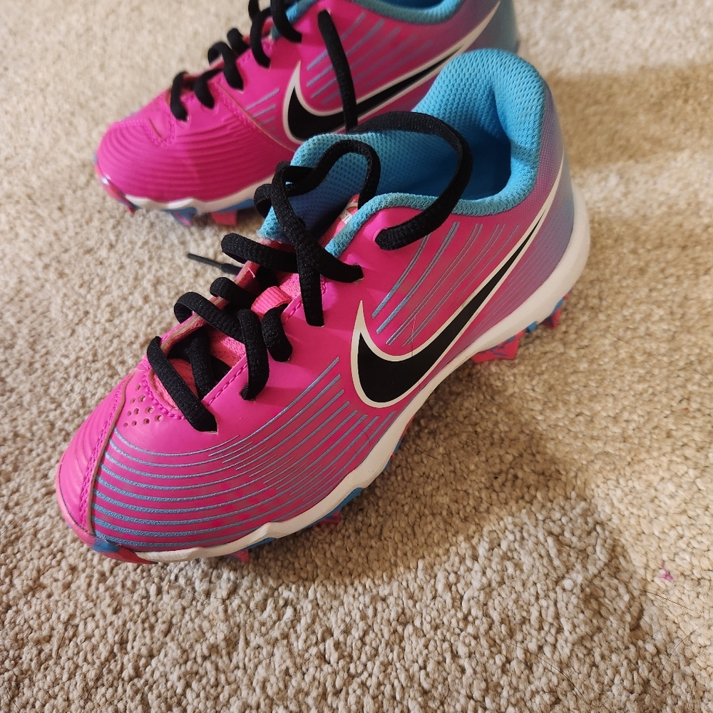 Youth softball cleats
